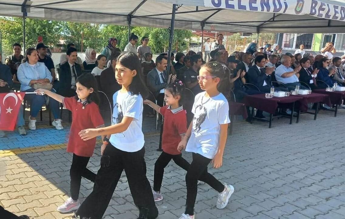 Selendi’de İlkögretim Haftası kutlandı Selendi’de İlkögretim Haftası kutlandı