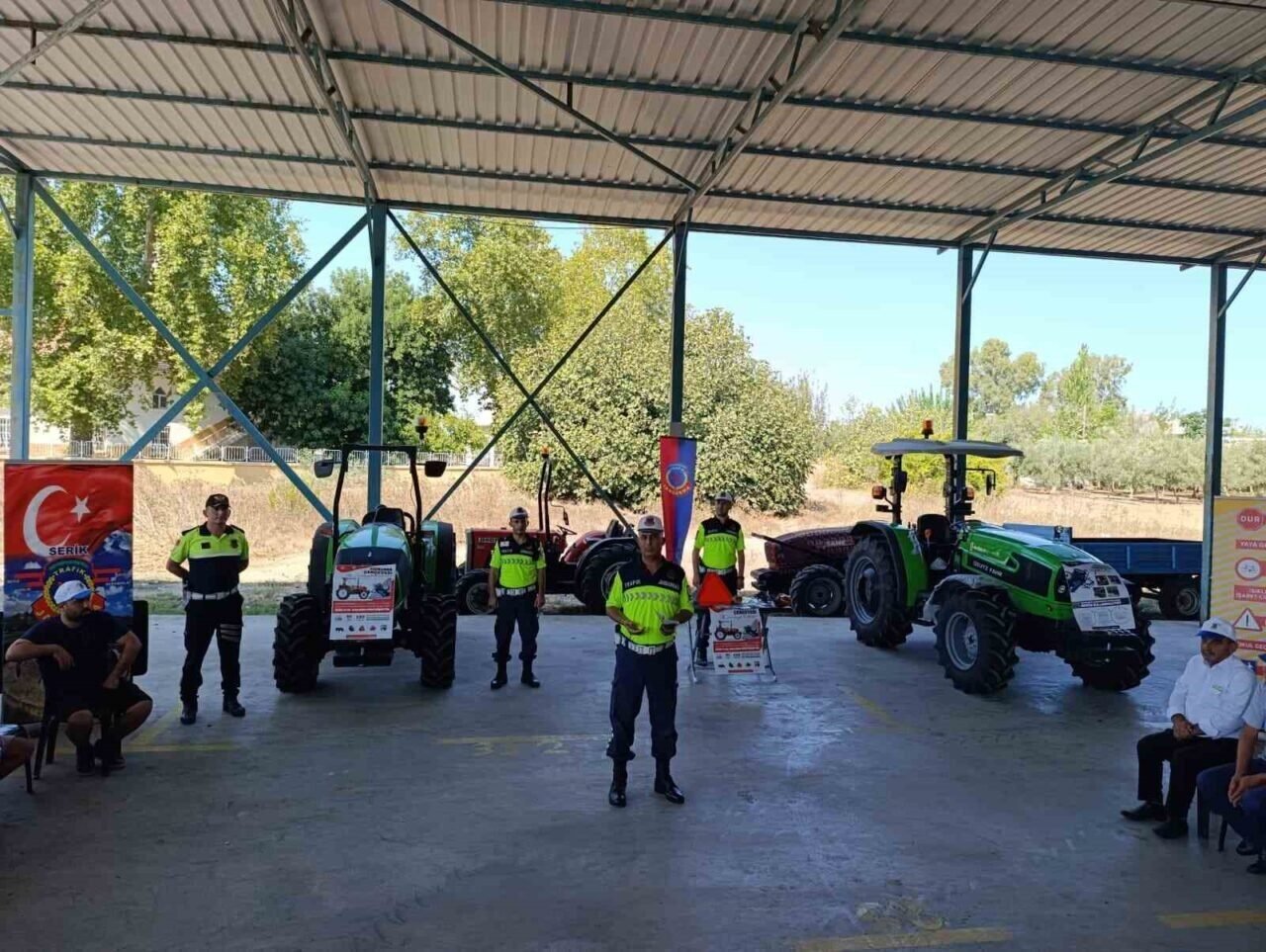 Serik’te jandarmadan tarım aracı sürücülerine eğitim Serik’te jandarmadan tarım aracı sürücülerine eğitim