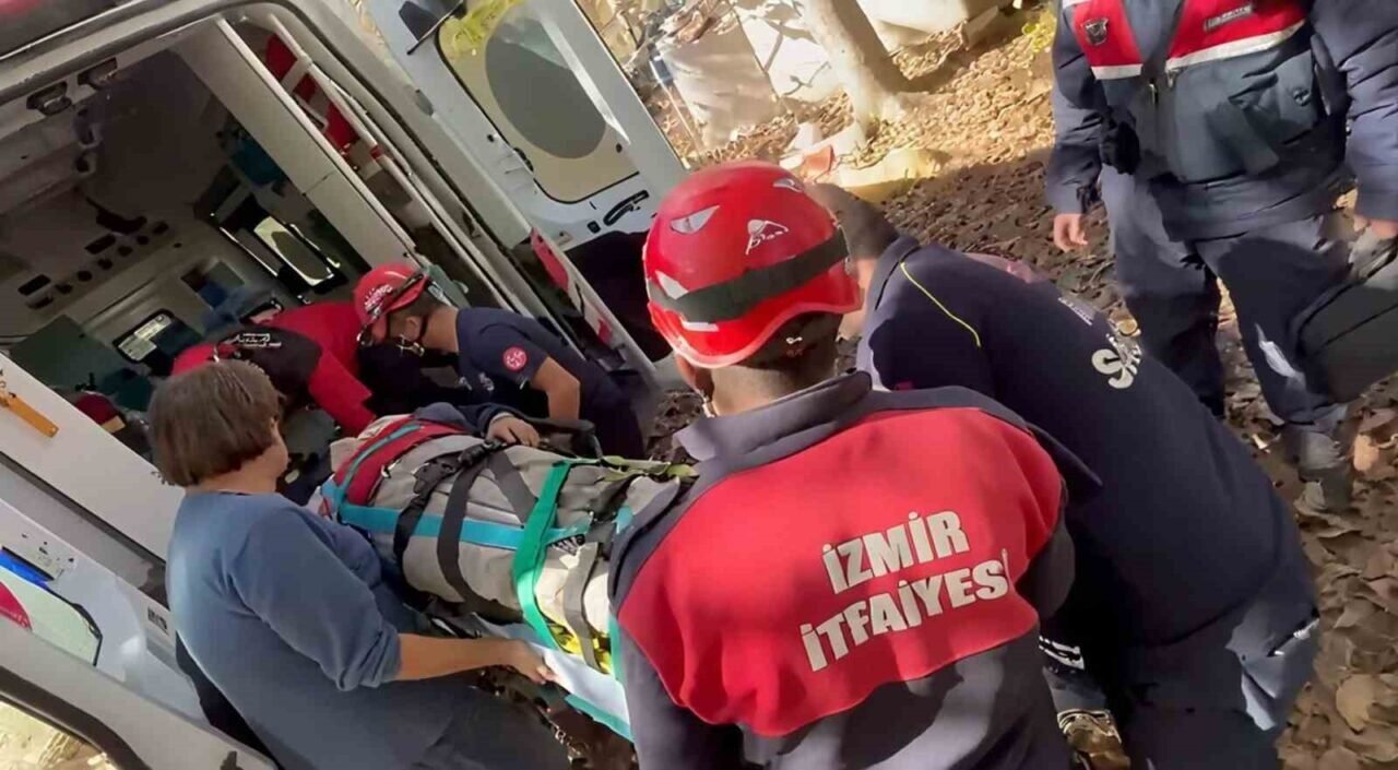 12 metrelik kuyuya düşen 80 yaşındaki Halil Amca, itfaiyenin müdahalesiyle kurtarıldı 12 metrelik kuyuya düşen 80 yaşındaki Halil Amca, itfaiyenin müdahalesiyle kurtarıldı