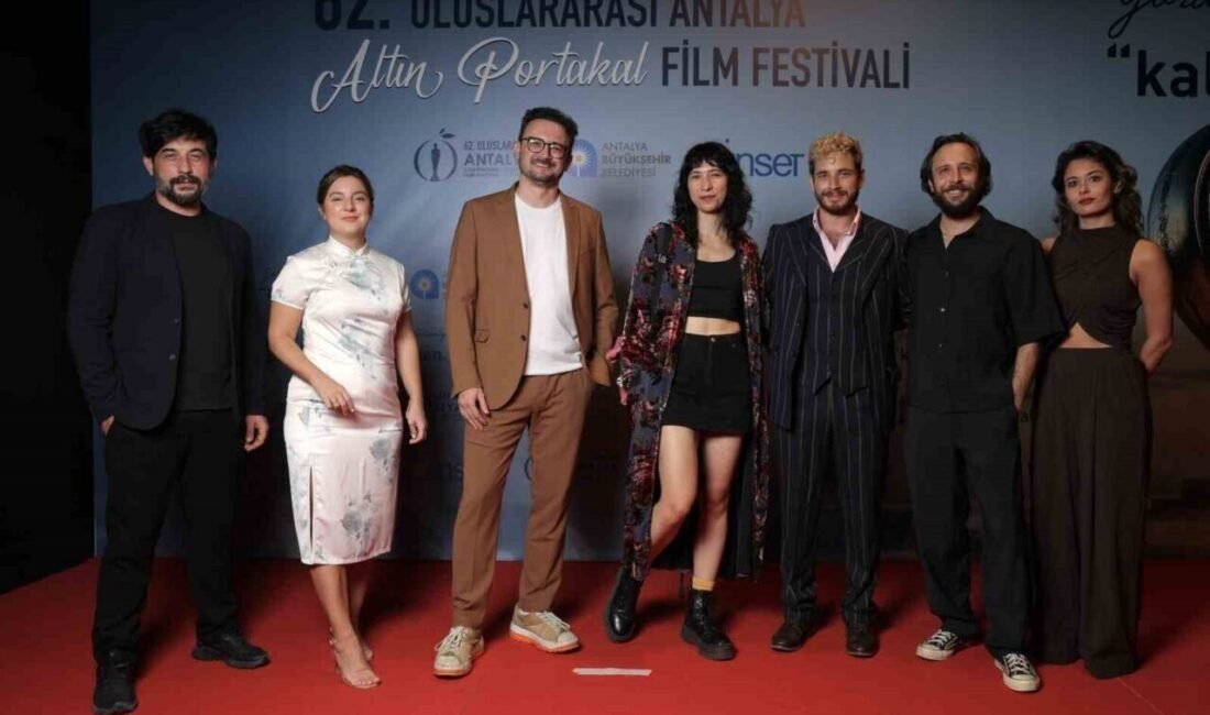 62. Uluslararası Antalya Altın Portakal Film Festivali kırmızı halı geçişiyle başladı Antalya Büyükşehir Belediyesi ev sahipliğinde düzenlenen 62. Uluslararası Antalya Altın