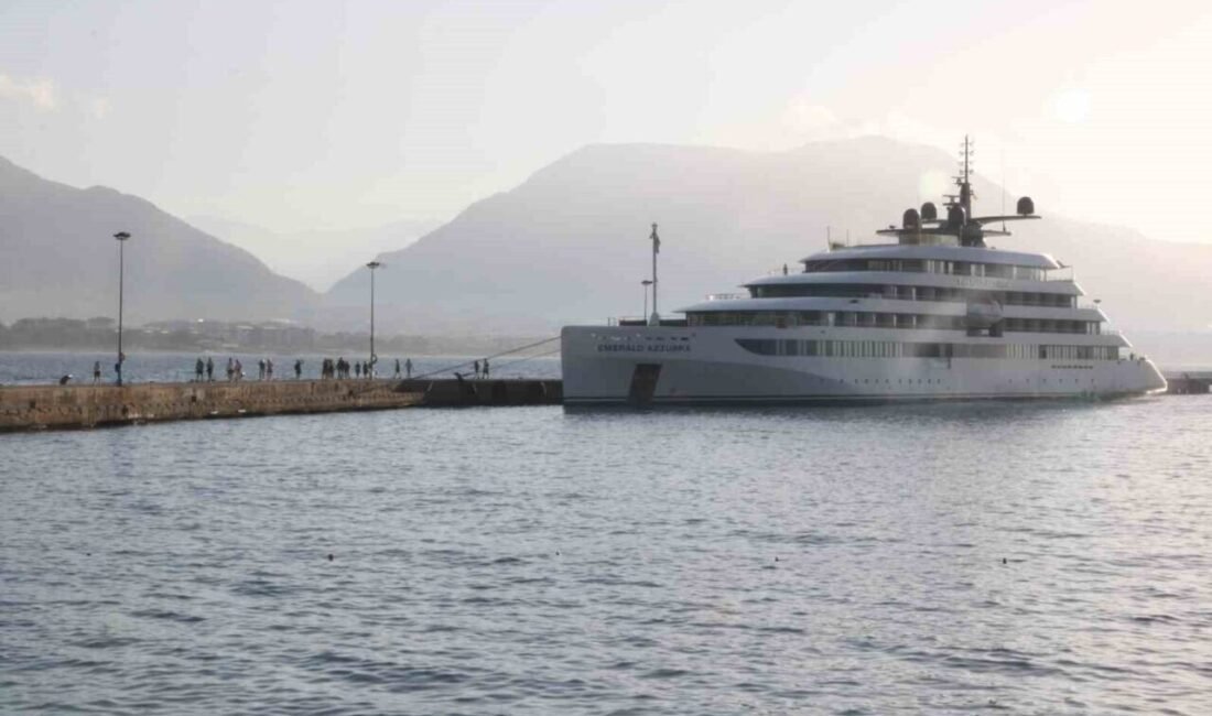 91 turist 74 mürettebatlı lüks gemi Alanya’ya ulaştı Antalya’nın Alanya ilçesine, Bahama Bandıralı ‘Emerald Azzurra’ adlı lüks gemi