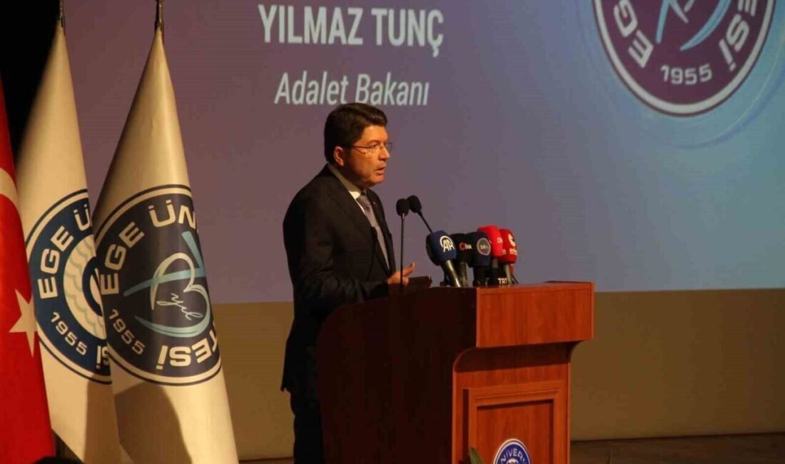 Adalet Bakanı Yılmaz Tunç: “Yeni anayasaya ihtiyaç var” Ege Üniversitesi 2025-2026 akademik yılı açılış töreni düzenlendi. Adalet Bakanı