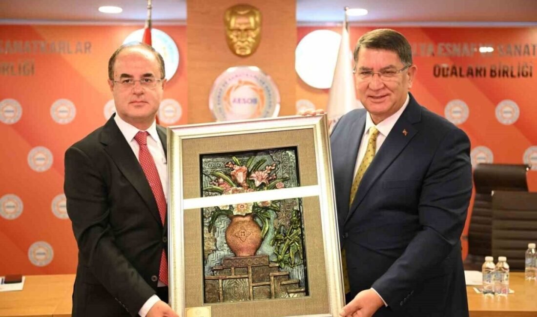 AESOB Başkanı Dere: “Esnafın gelişimini ve sürdürülebilirliğini desteklemeye devam ediyoruz” Antalya Esnaf ve Sanatkarlar Odaları Birliği (AESOB) ev sahipliğinde düzenlenen