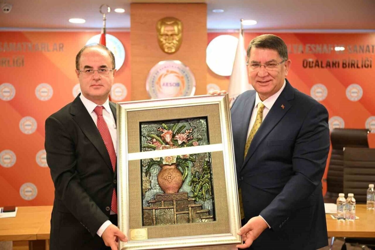 AESOB Başkanı Dere: "Esnafın gelişimini ve sürdürülebilirliğini desteklemeye devam ediyoruz" AESOB Başkanı Dere: "Esnafın gelişimini ve sürdürülebilirliğini desteklemeye devam ediyoruz"