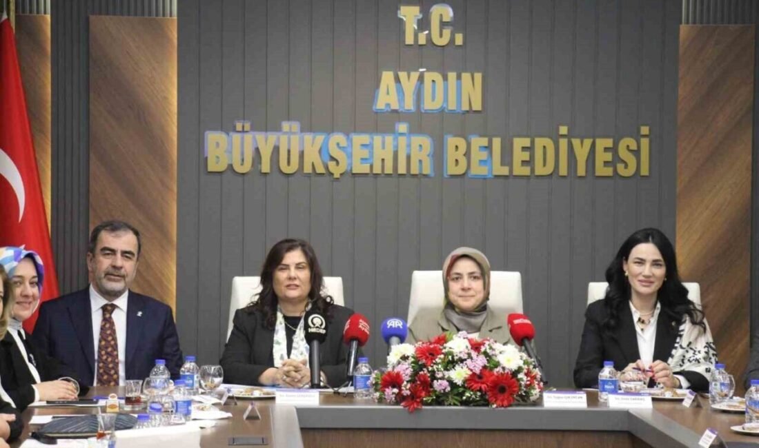 AK Parti Kadın Kolları Başkanı Tuğba ışık Ercan’dan Aydın’a yatırım sözü: “Projeler hızla tamamlanacak” Aydın’da düzenlenen Kadın Teşkilatları Toplantısı’nda AK Parti Kadın Kolları Genel