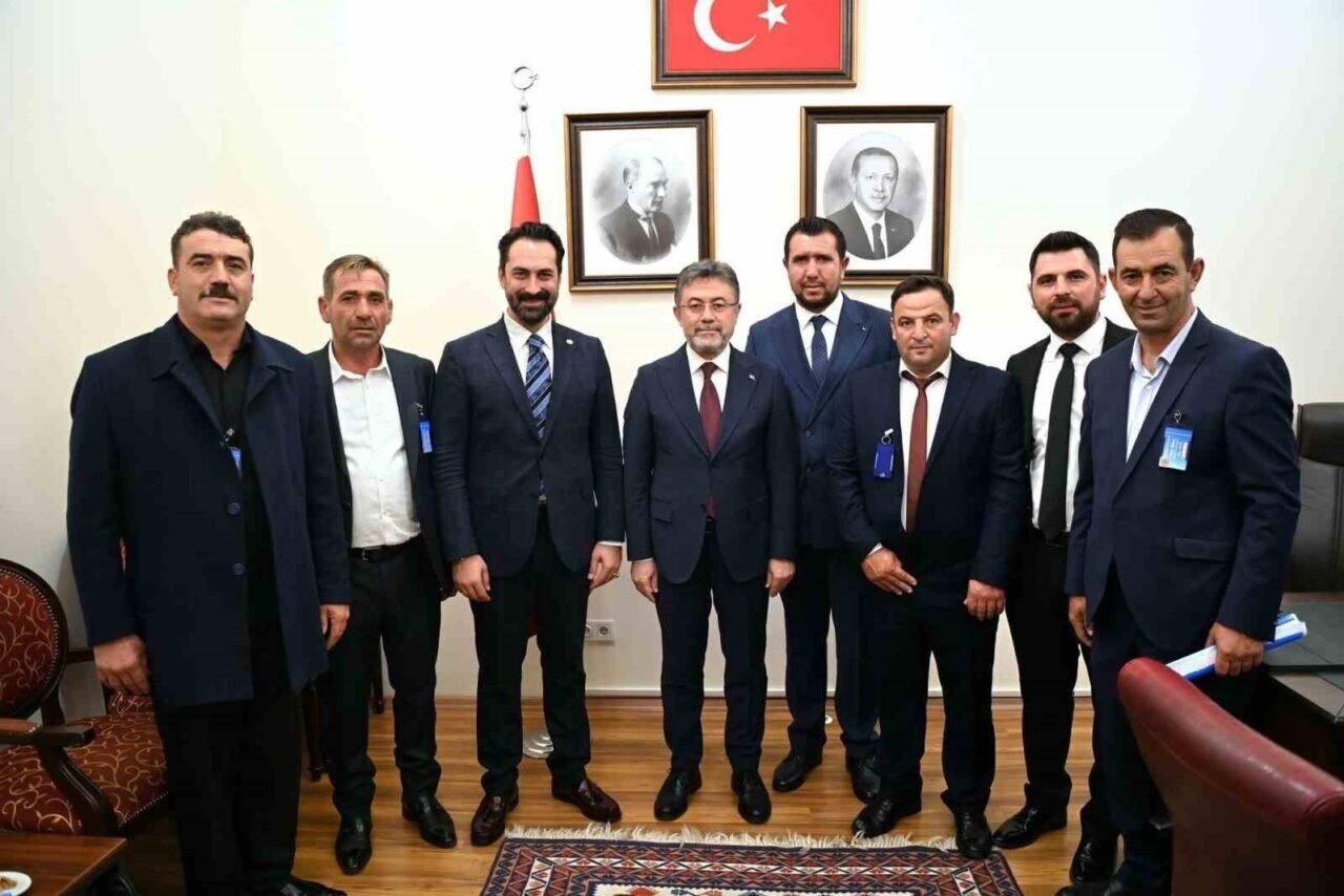 AK Parti’li Arınç, muhtarları Bakan Yumaklı ile buluşturdu AK Parti’li Arınç, muhtarları Bakan Yumaklı ile buluşturdu