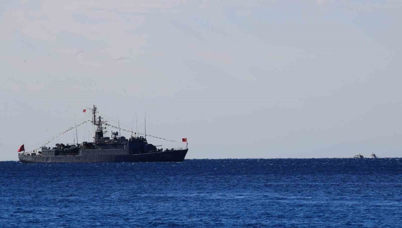 Akdeniz’de 19 SUP board yapan gençler rüzgarla 2 mil açığa sürüklendi