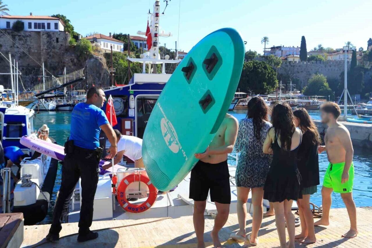 Akdeniz’de 19 SUP board yapan gençler rüzgarla 2 mil açığa sürüklendi