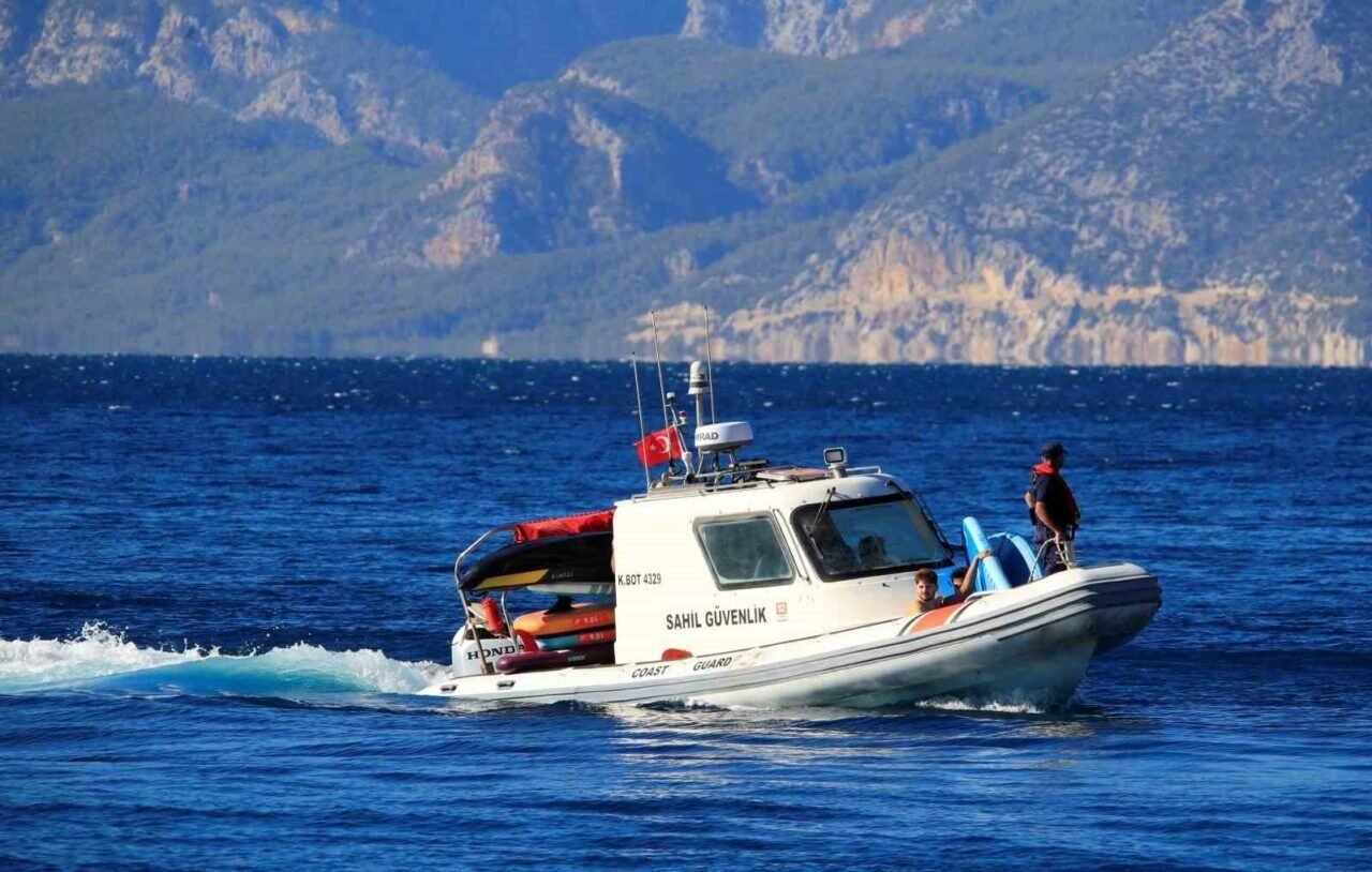 Akdeniz’de 19 SUP board yapan gençler rüzgarla 2 mil açığa sürüklendi