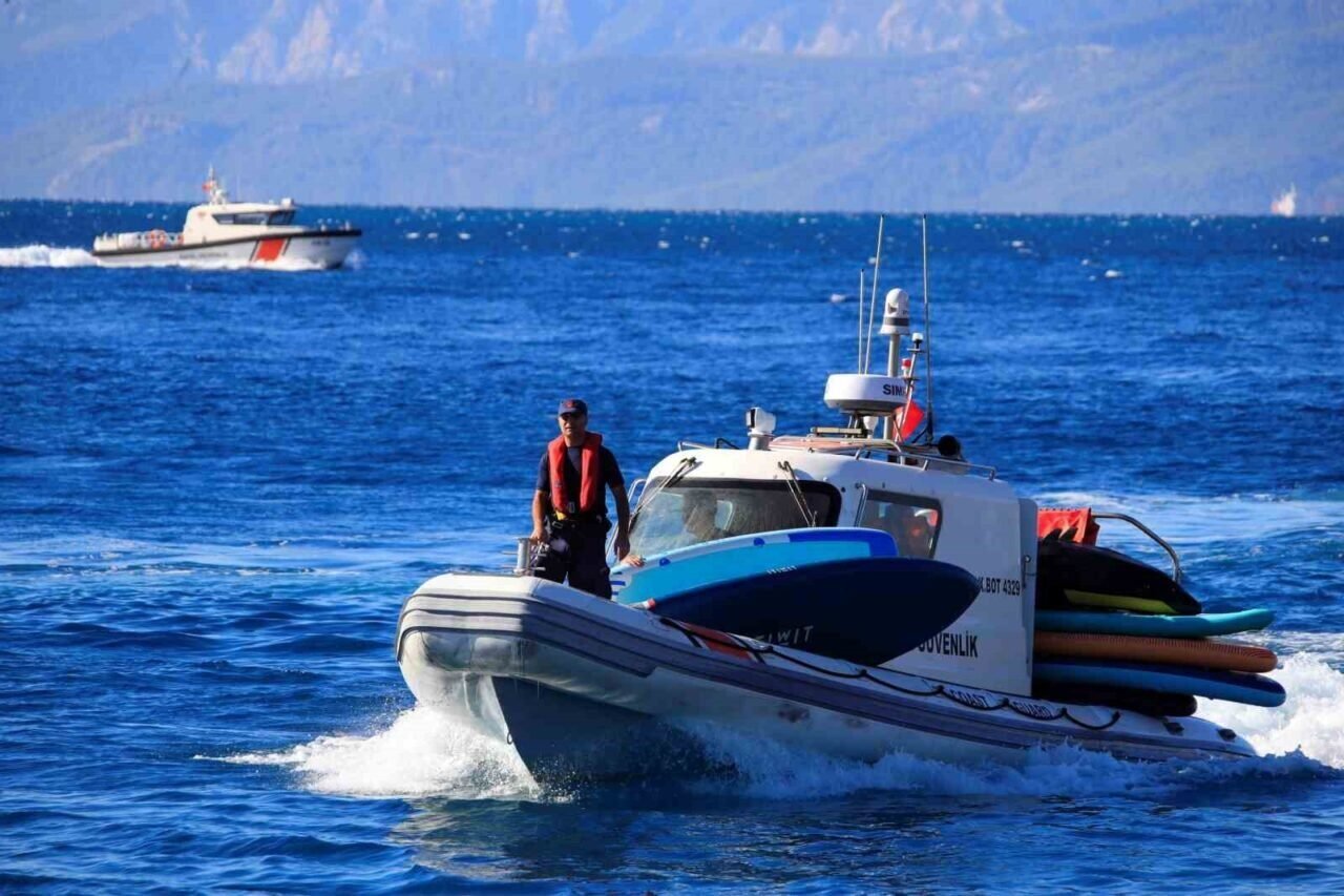 Akdeniz’de 19 SUP board yapan gençler rüzgarla 2 mil açığa sürüklendi