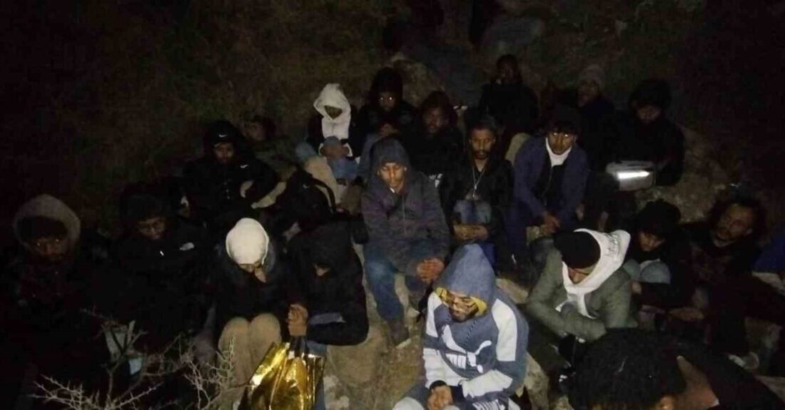 Alaçatı’da göçmen operasyonu: 2 organizatör tutuklandı İzmir’in Çeşme ilçesi Alaçatı Mahallesi’nde jandarma ekiplerince düzenlenen göçmen kaçakçılığı