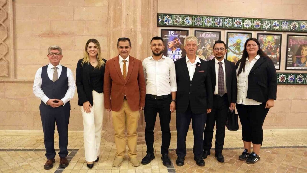 Alanya Belediye Tiyatrosu yeni sezonun ilk prömiyerini yaptı