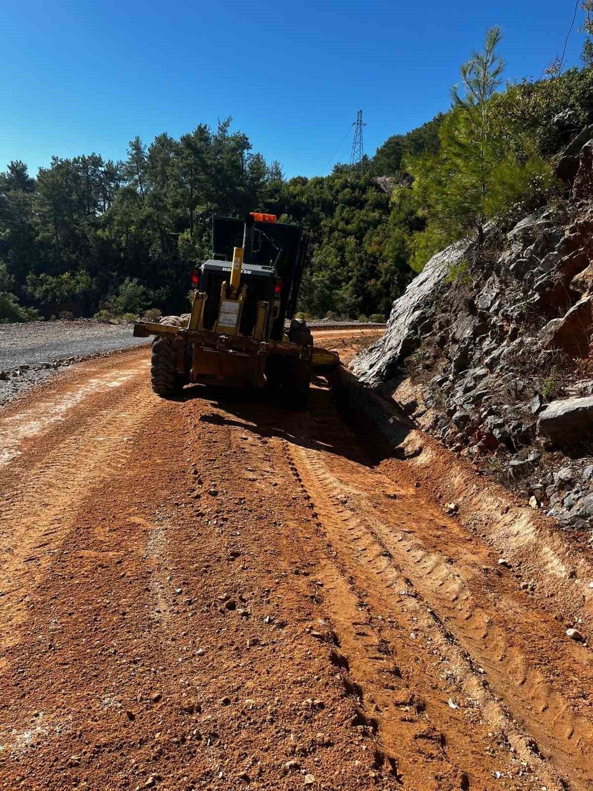Alanya kırsalında yollar kışa hazırlanıyor