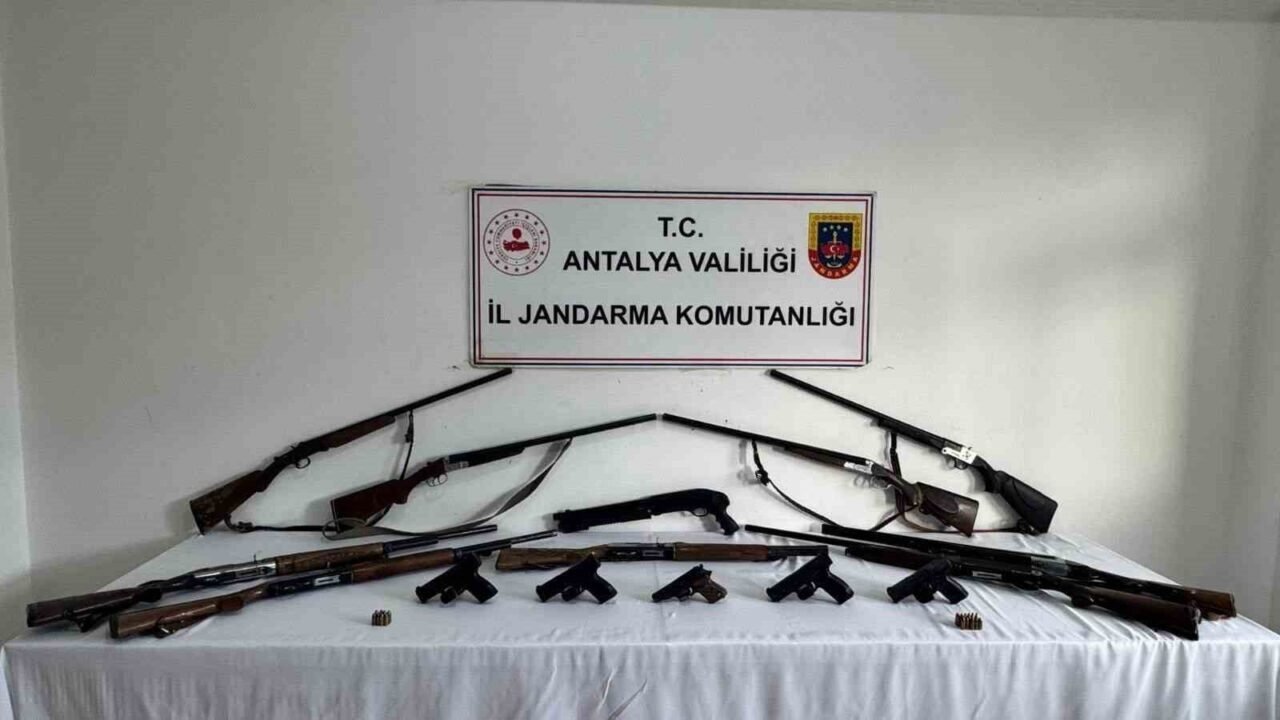 Alanya’da 15 ruhsatsız silah ele geçirildi Alanya’da 15 ruhsatsız silah ele geçirildi