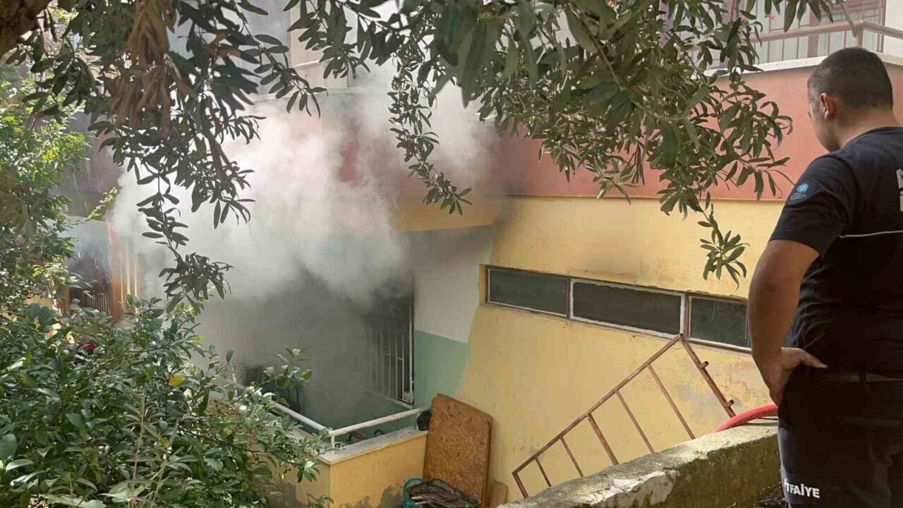 Alanya’da 4 katlı binadaki yangın korkuttu Alanya’da 4 katlı binadaki yangın korkuttu