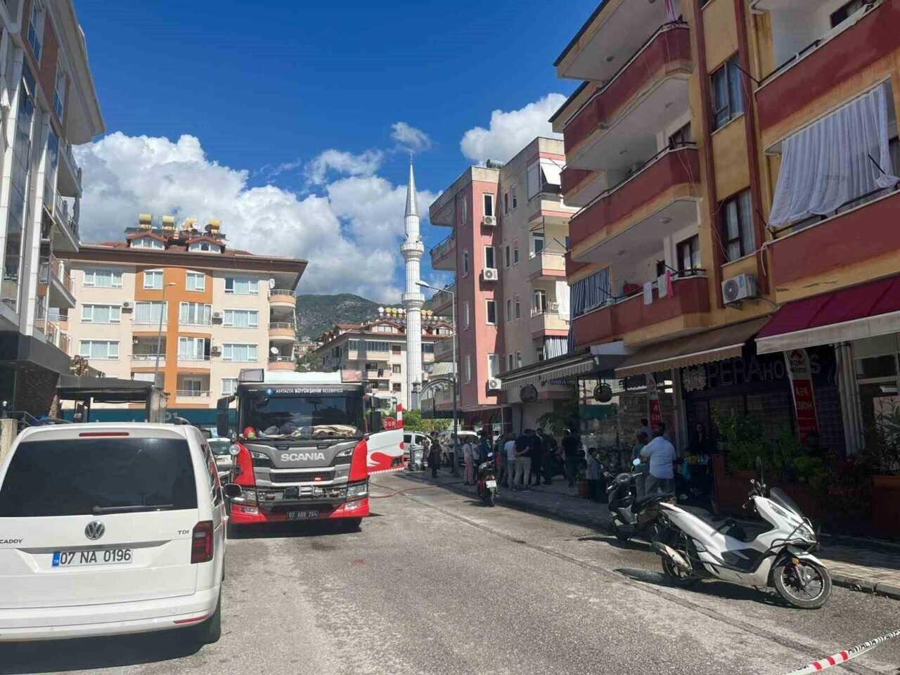 Alanya’da 4 katlı binadaki yangın korkuttu