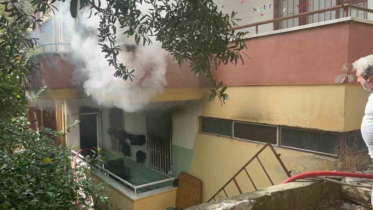 Alanya’da 4 katlı binadaki yangın korkuttu