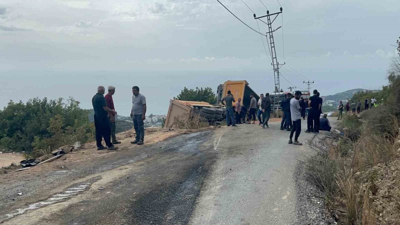 Alanya’da freni boşalan kum yüklü kamyon dehşeti: 1 ölü, 1 yaralı