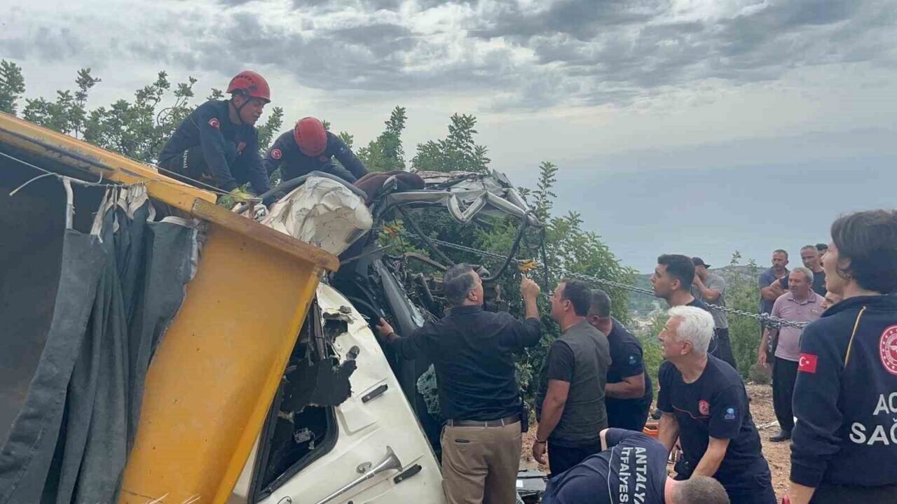 Alanya’da freni boşalan kum yüklü kamyon dehşeti: 1 ölü, 1 yaralı
