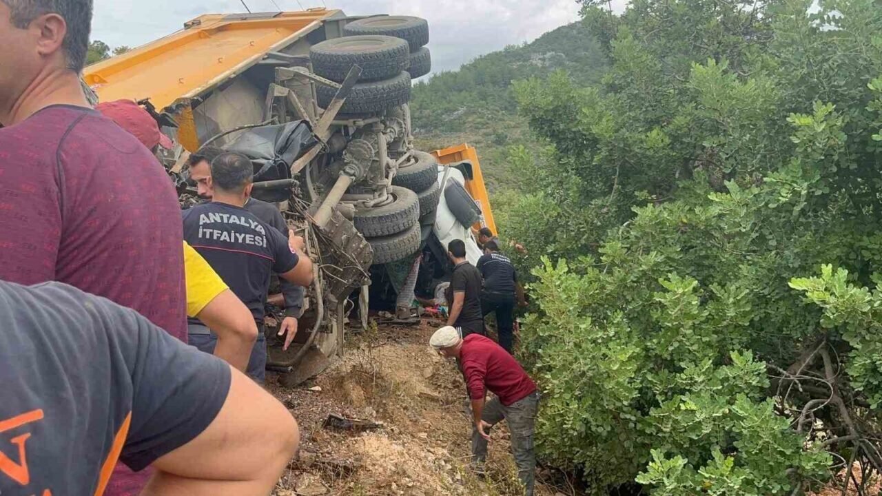 Alanya’da freni boşalan kum yüklü kamyon dehşeti: 1 ölü, 1 yaralı