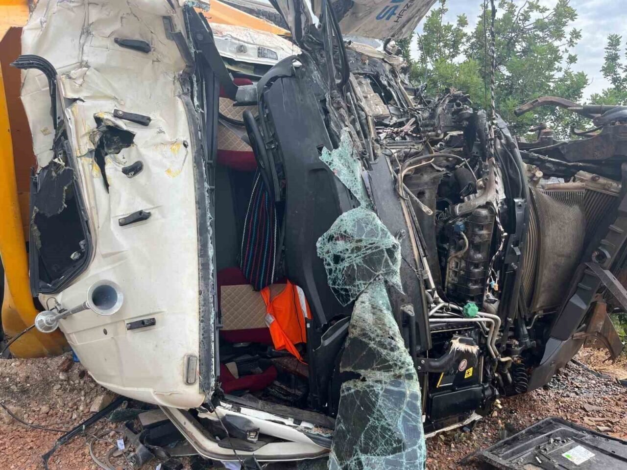 Alanya’da freni boşalan kum yüklü kamyon dehşeti: 1 ölü, 1 yaralı
