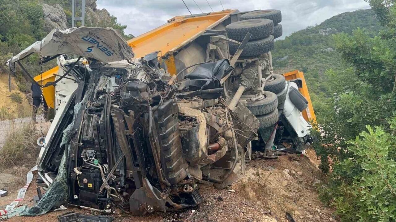 Alanya’da freni boşalan kum yüklü kamyon dehşeti: 1 ölü, 1 yaralı