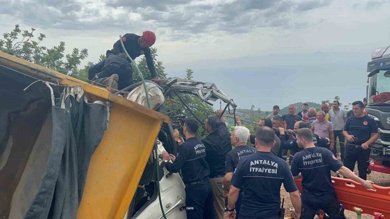 Alanya’da freni boşalan kum yüklü kamyon dehşeti: 1 ölü, 1 yaralı Alanya’da freni boşalan kum yüklü kamyon dehşeti: 1 ölü, 1 yaralı