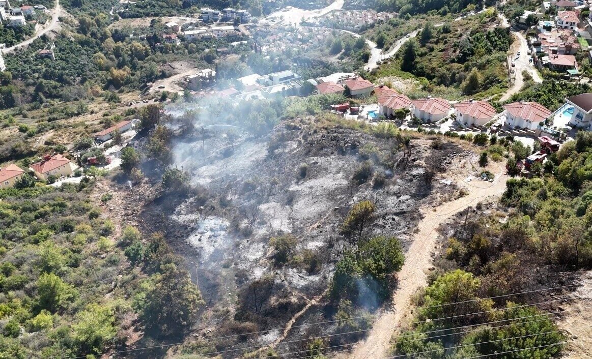 Alanya’da yerleşim alanlarını tehdit eden yangın korkuttu