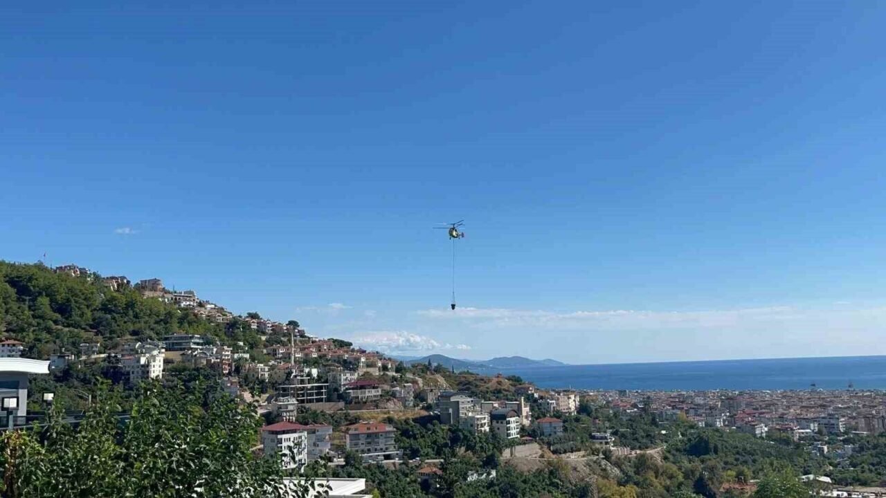 Alanya’da yerleşim alanlarını tehdit eden yangın korkuttu