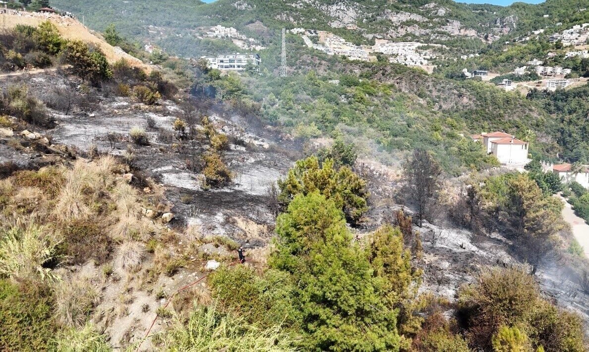 Alanya’da yerleşim alanlarını tehdit eden yangın korkuttu