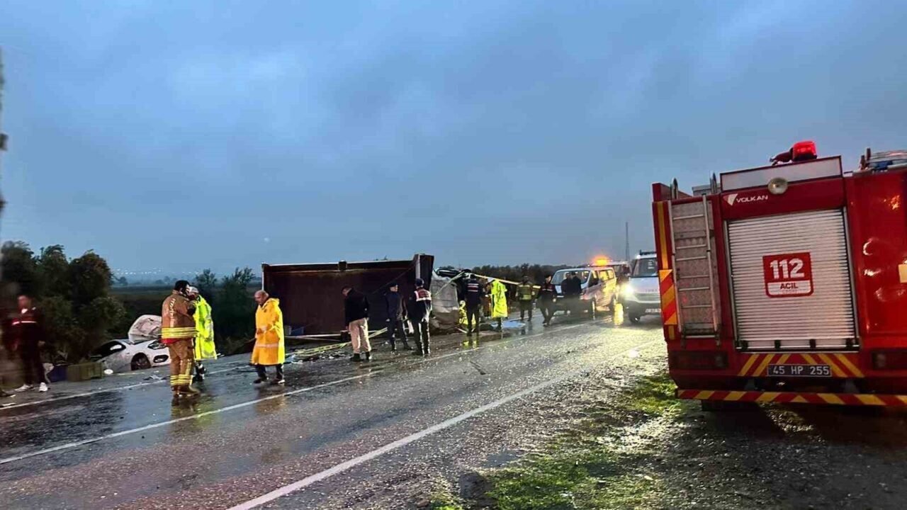 Alaşehir’de kontrolden çıkan kamyonet dehşet saçtı: 2 ölü 3 yaralı