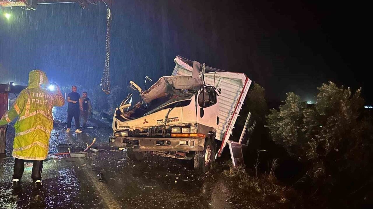Alaşehir’de kontrolden çıkan kamyonet dehşet saçtı: 2 ölü 3 yaralı