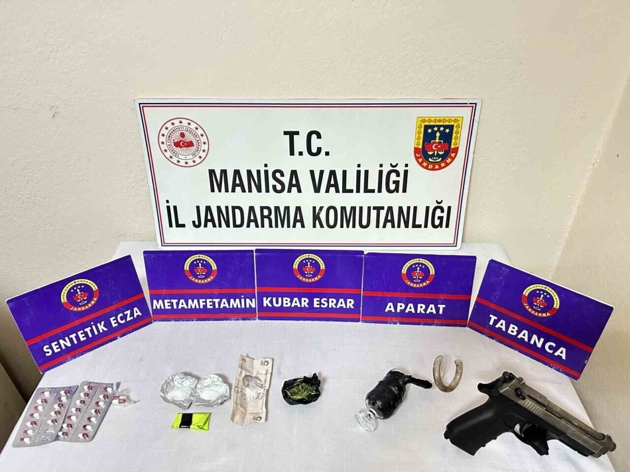 Alaşehir’de uyuşturucu operasyonu: 2 tutuklama Alaşehir’de uyuşturucu operasyonu: 2 tutuklama