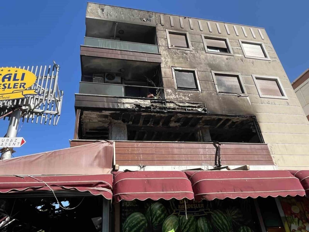 Alevlerin yükseldiği binada yangın paniği