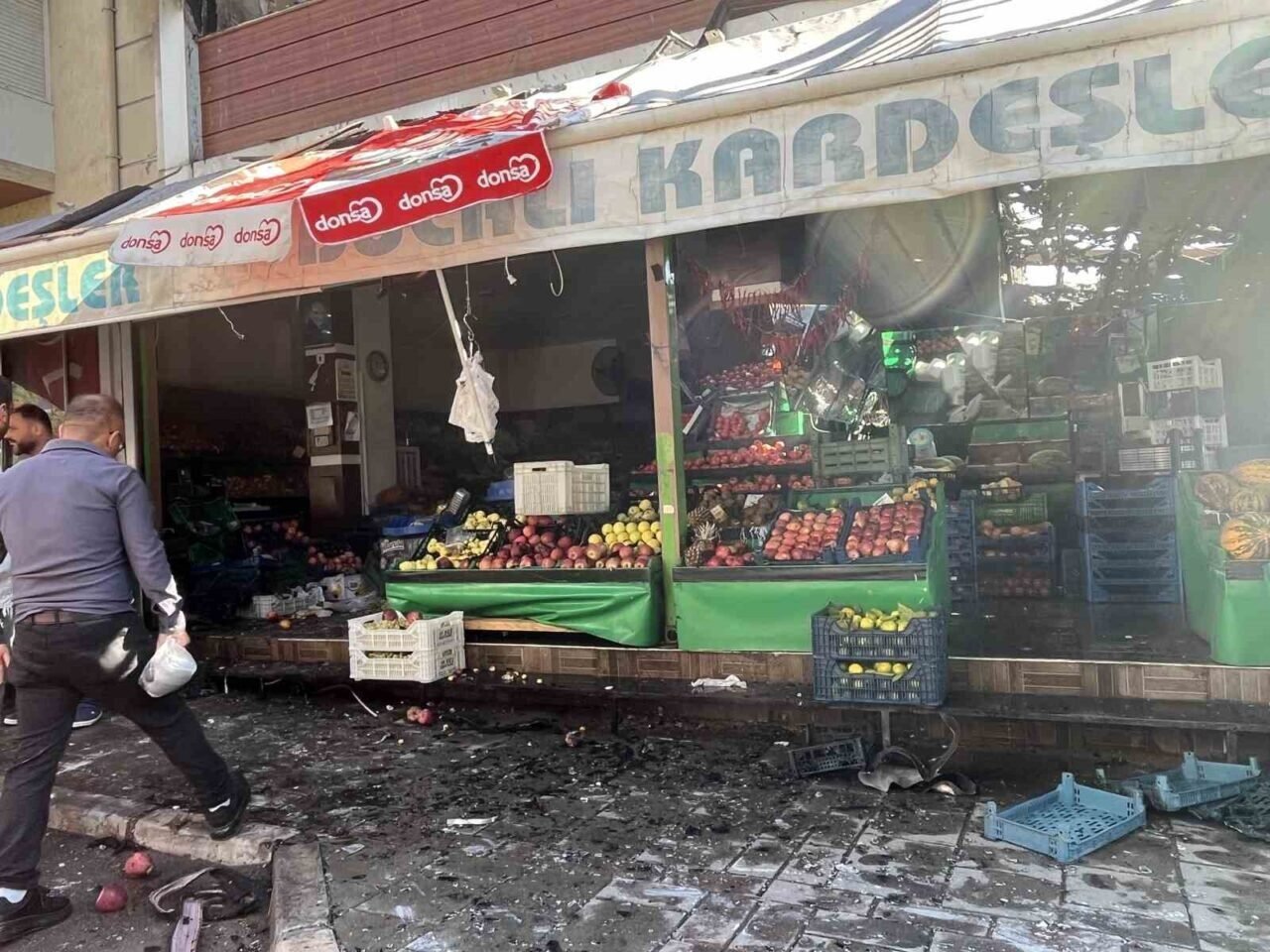 Alevlerin yükseldiği binada yangın paniği