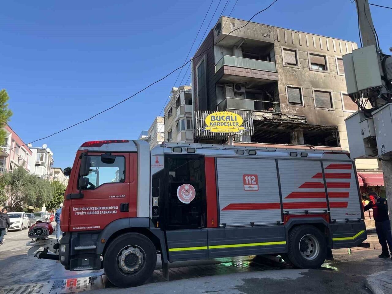 Alevlerin yükseldiği binada yangın paniği