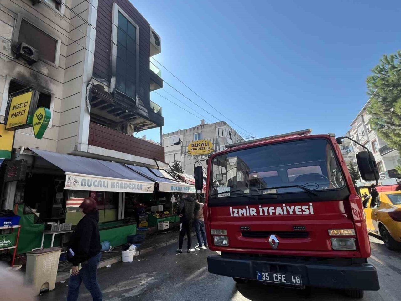 Alevlerin yükseldiği binada yangın paniği