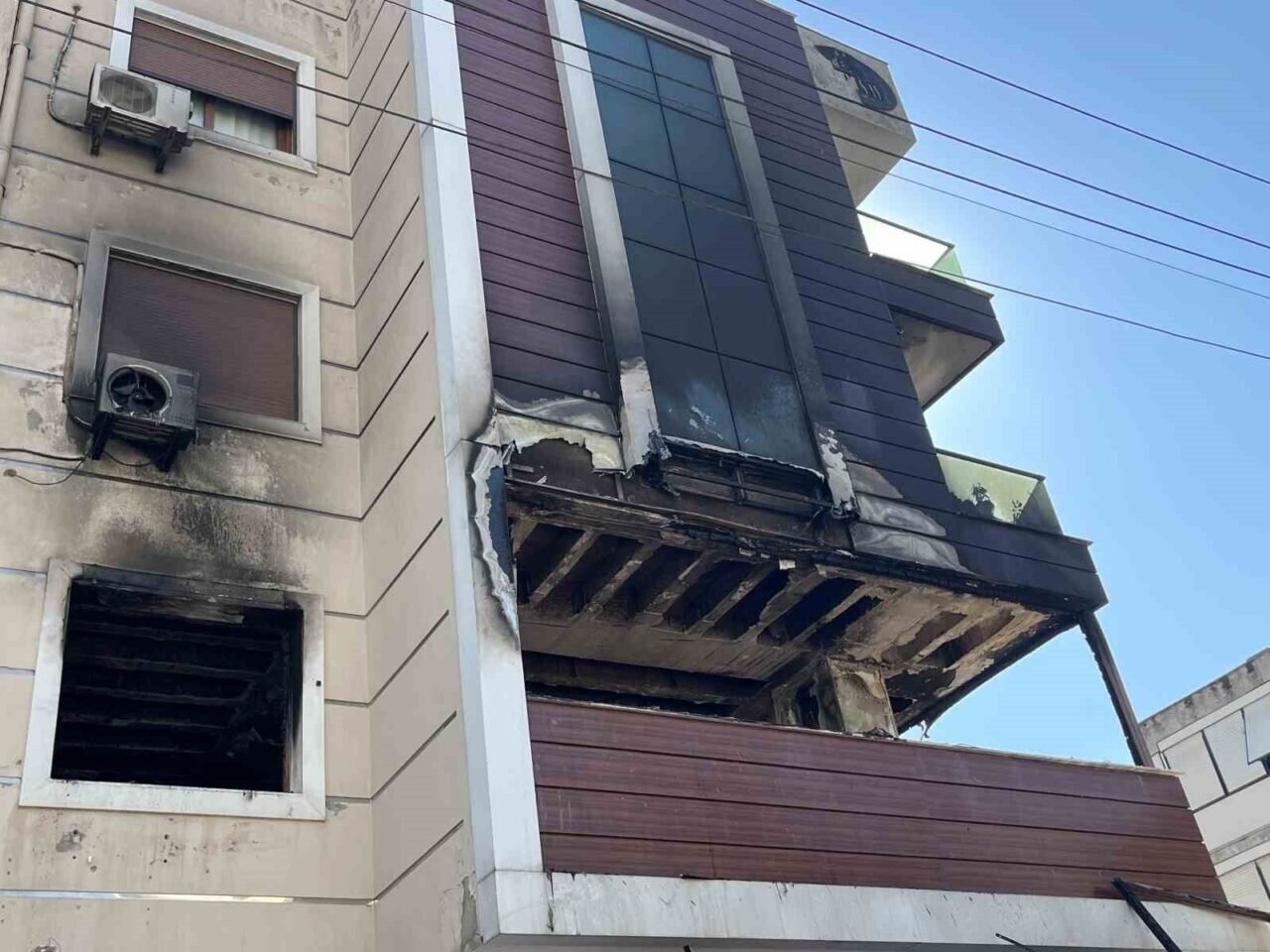Alevlerin yükseldiği binada yangın paniği
