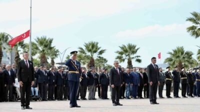 Aliağa’da Cumhuriyet’in 102. yıl kutlamaları Cumhuriyet Meydanı’nda Atatürk Anıtına çelenk