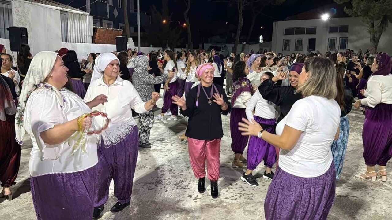 Aliağa’da kadınlardan renkli "Şalvar Gecesi" Aliağa’da kadınlardan renkli "Şalvar Gecesi"