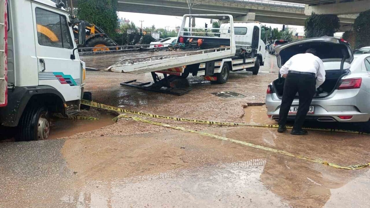 Alt yapı çalışması yapılan alan yağış dolayısıyla çöktü, araçlar mahsur kaldı Alt yapı çalışması yapılan alan yağış dolayısıyla çöktü, araçlar mahsur kaldı