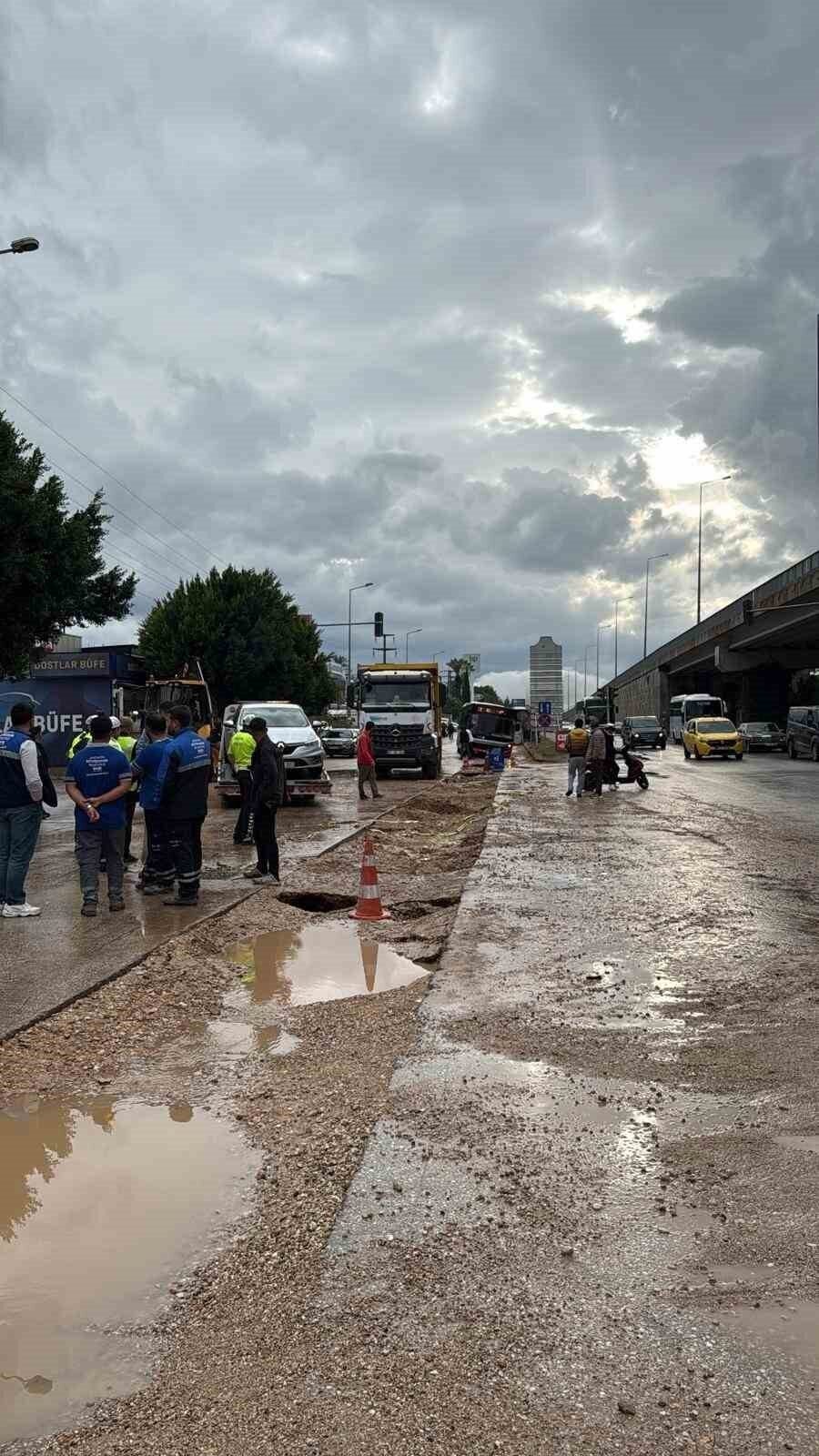 Alt yapı çalışması yapılan alan yağış dolayısıyla çöktü, araçlar mahsur kaldı