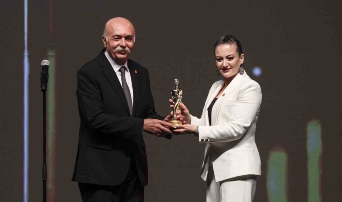 Altın Portakal’da “Onur, Emek, Başarı” ödülleri sahiplerini buldu 62. Uluslararası Antalya Altın Portakal Film Festivali’nin açılış galasında, oyuncular
