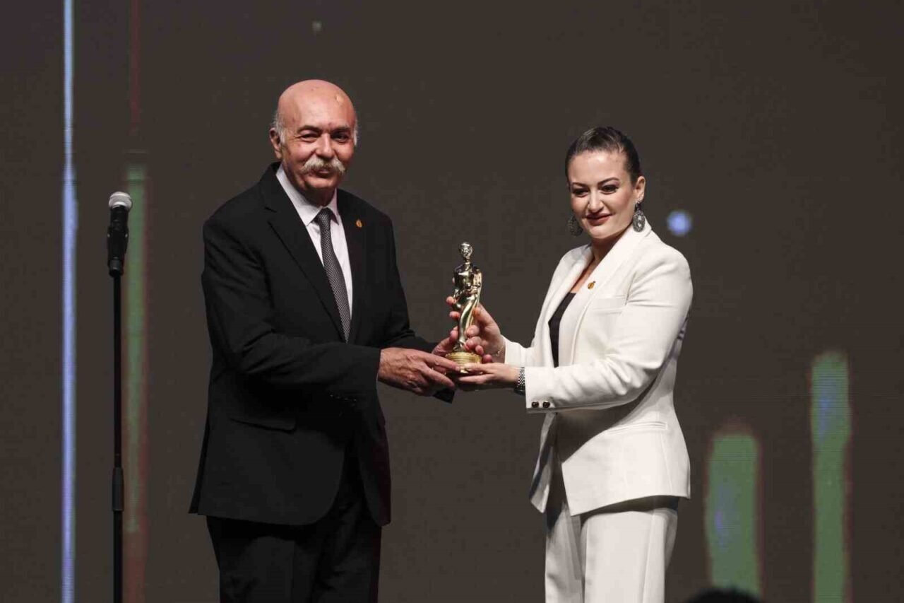 Altın Portakal’da "Onur, Emek, Başarı" ödülleri sahiplerini buldu Altın Portakal’da "Onur, Emek, Başarı" ödülleri sahiplerini buldu
