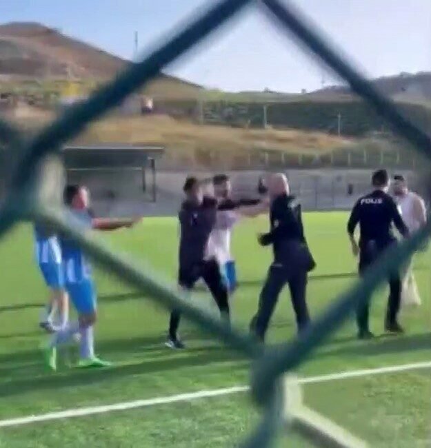 Amatör lig maçında çıkan tartışmayı polis biber gazıyla bastırdı Denizli’nin Pamukkale ilçesindeki amatör lig maçında iki takım oyuncuları arasında