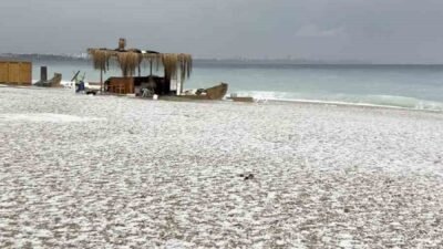 Antalya’da aniden bastıran yağmur, dolu ve fırtına kent sakinlerine adeta