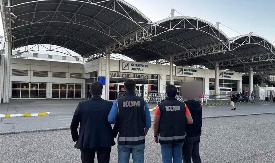 Antalya Havalimanı Gümrük Müdürlüğü’nde imha edilmesi gereken malzemeleri zimmetlerine geçirdiği
