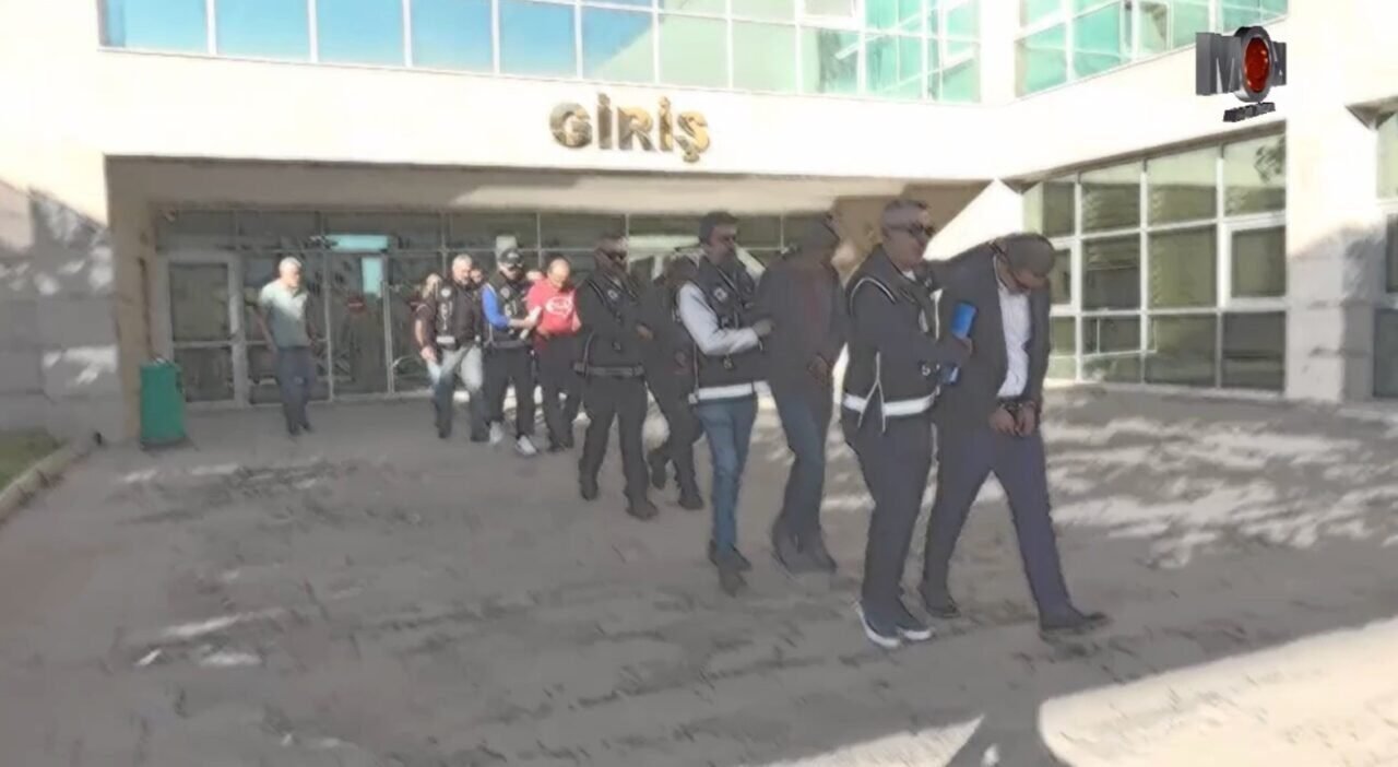 Antalya Havalimanı’nda zimmet ve kaçakçılık suçundan gözaltına alınan 10 memurdan 5’i tutuklandı