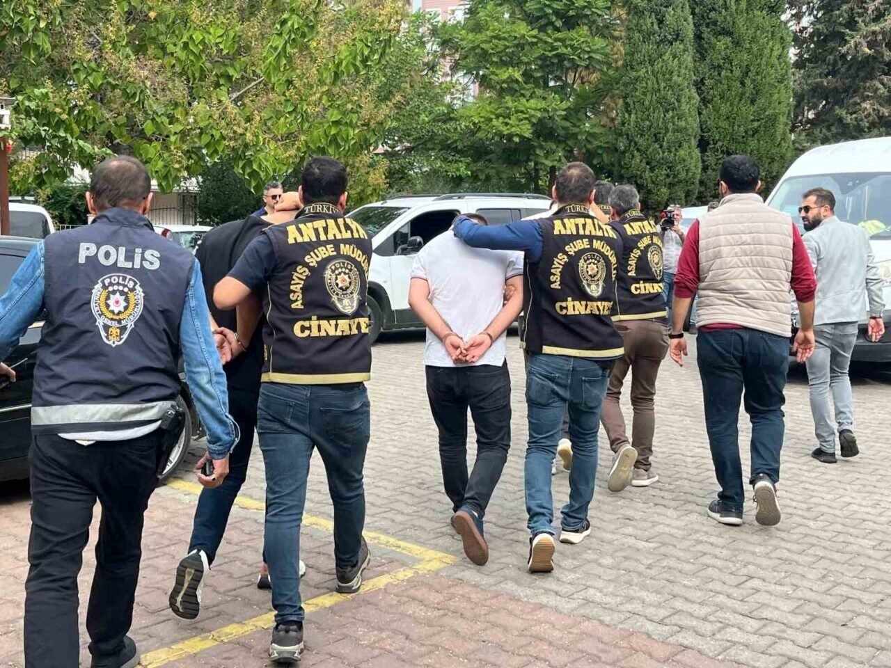 Antalya’da 2 kişinin ölümüyle sonuçlanan silahlı kavga şüphelileri adliyeye sevk edildi