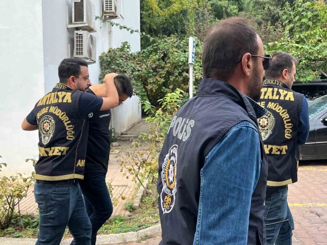 Antalya’da 2 kişinin ölümüyle sonuçlanan silahlı kavga şüphelileri adliyeye sevk edildi
